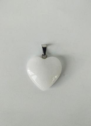 Подвеска сердце, натуральный белый кварц на шнурке