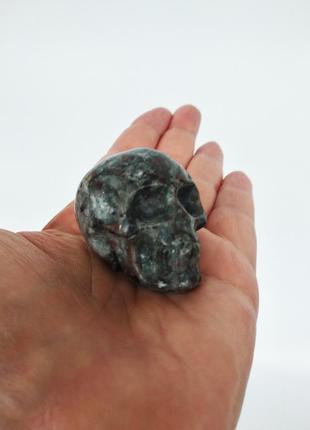 Фигурка " череп " из натурального камня амфиболит3 фото