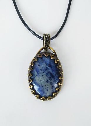 Кулон из натурального камня содалит на шнурке