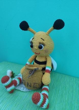 Вязаная игрушка пчела с бочонком меда4 фото
