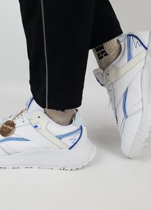 Кросівки чоловічі білі із синім reebok classic legacy white. молодіжні кросівки для чоловіків рібок ледасі