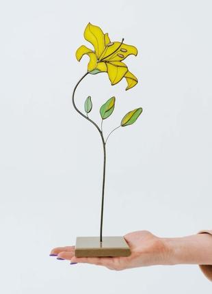 Витражный цветок, желтая лилия, сувенир из стекла, подарок7 фото