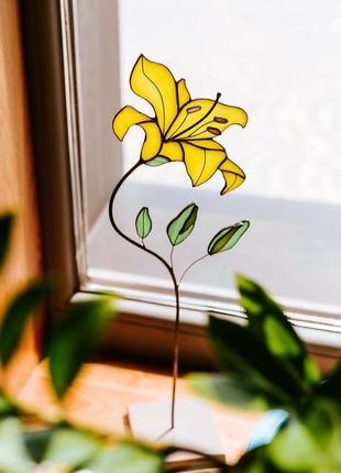 Витражный цветок, желтая лилия, сувенир из стекла, подарок8 фото