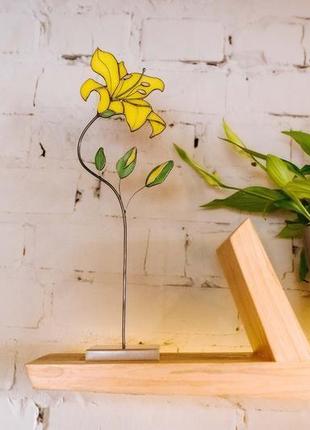 Витражный цветок, желтая лилия, сувенир из стекла, подарок9 фото