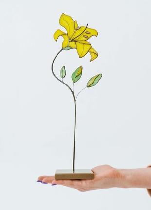 Витражный цветок, желтая лилия, сувенир из стекла, подарок1 фото
