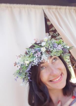 Венок с полевых цветов.