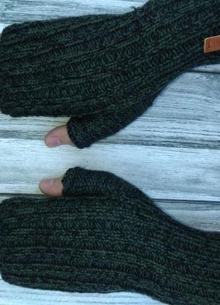 Зимние мужские митенки - вязаные перчатки для мужчин (темно-зеленые)4 фото