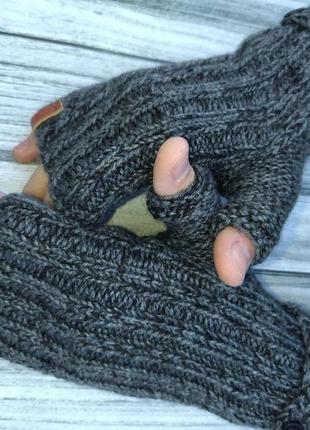 Зимние мужские митенки - вязаные перчатки для мужчин (серые)4 фото