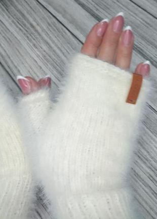 Пушистые зимние митенки - светлые женские перчатки без пальцев10 фото