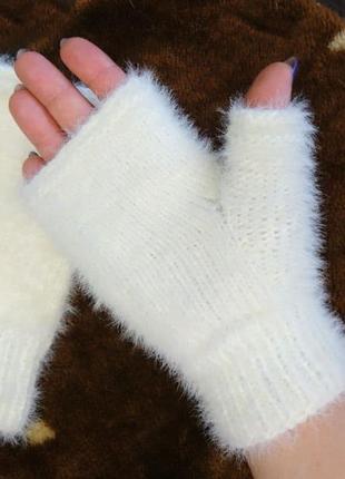 Пушистые зимние митенки - светлые женские перчатки без пальцев