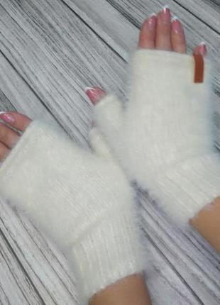 Пухнасті світлі мітенки - жіночі рукавички без пальців7 фото