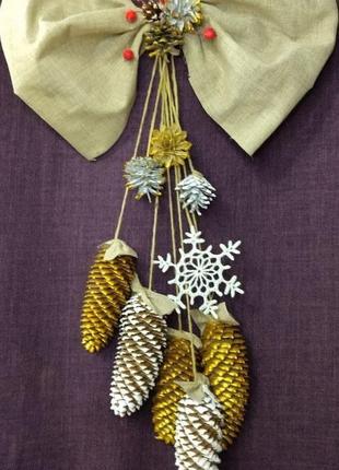 Украшение дома рождественский декор из больших шишек и вязаных снежинок - подарок на новый год2 фото