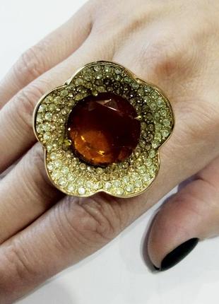Кольцо женское большое массивное из золотистого металла в камнях1 фото