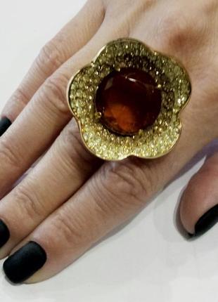Кольцо женское большое массивное из золотистого металла в камнях2 фото