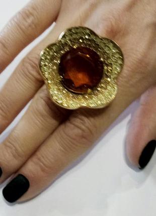 Кольцо женское большое массивное из золотистого металла в камнях3 фото