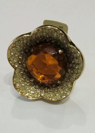 Кольцо женское большое массивное из золотистого металла в камнях4 фото