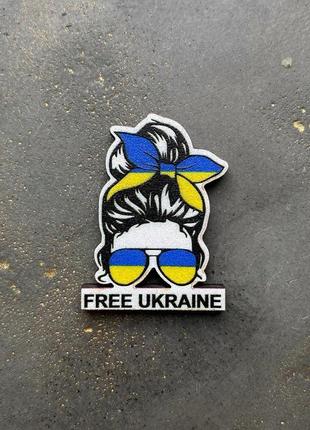 Патріотичний значок free ukraine2 фото