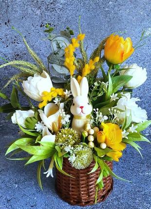 Весенняя композиция с жёлтым зайчиком