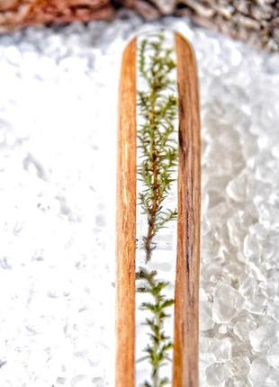 Заколка "квіта" для волосся із деревини дуба та ювелірної смоли із гілочками зеленого вересу3 фото