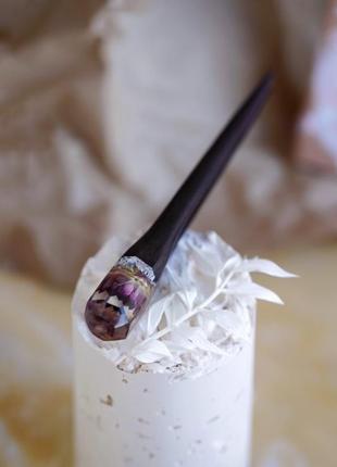 Черная "ориана" с цветком гелихреза, заколка для волос из древесины и смолы, с гравировкой3 фото