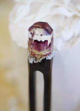 Чорна "оріана" із квіткою геліхрізума, заколка для волосся із деревини та смоли, із гравіюванням1 фото