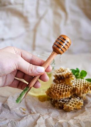 Ложка для меду, із деревини дуба та ювелірної смоли, із рослиною в смолі, сувенір для меду8 фото