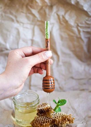 Ложка для меду, із деревини дуба та ювелірної смоли, із рослиною в смолі, сувенір для меду2 фото