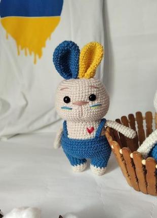 Патріотичний зайчик українчик з вушками