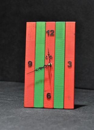 Годинник "green&red" годинники з дерева , настільні годинники , відмінний подарунок по будь-якому приводу1 фото