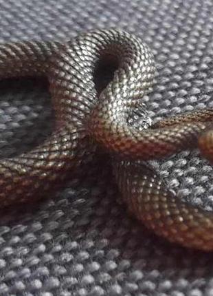 Миниатюра "змея" — небольшое художественное изделие, которое поражает своей нежностью...