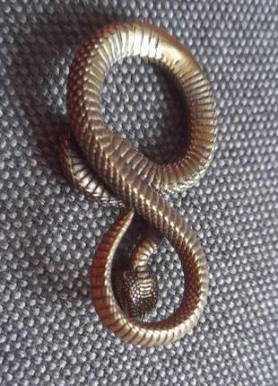 Миниатюра "змея" — небольшое художественное изделие, которое поражает своей нежностью...