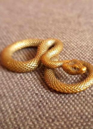 Миниатюра "змея" — небольшое художественное изделие, которое поражает своей нежностью...