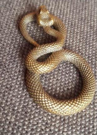 Миниатюра "змея" — небольшое художественное изделие, которое поражает своей нежностью...