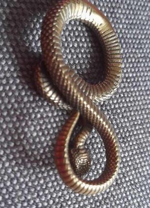 Миниатюра "змея" — небольшое художественное изделие, которое поражает своей нежностью...