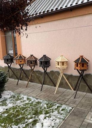 Деревянная кормушка для птиц