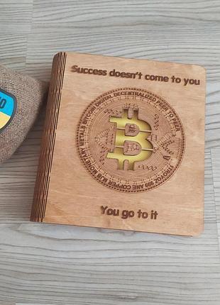 Деревянный блокнот "биткоин" на цельной обложке с ручкой, подарок майнеру, программисту