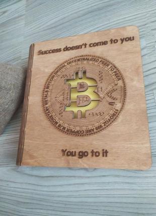 Деревянный блокнот "биткоин" на цельной обложке с ручкой, подарок майнеру, программисту2 фото