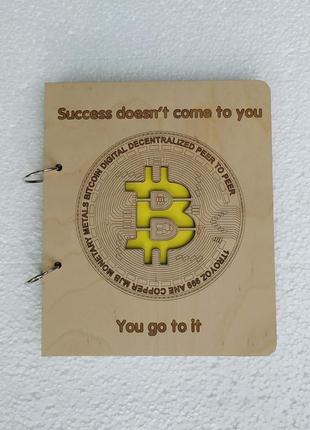 Дерев'яний блокнот "биткоин" на кільцях з ручкою оригінальний подарунок вчителю, майнеру програмісту