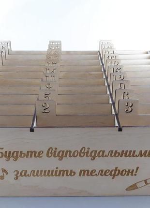 Деревянная подставка органайзер для хранения телефонов смартфонов в школу на 30 ячеек1 фото