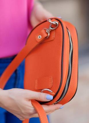 Оранжевая кожаная маленькая женская сумка8 фото