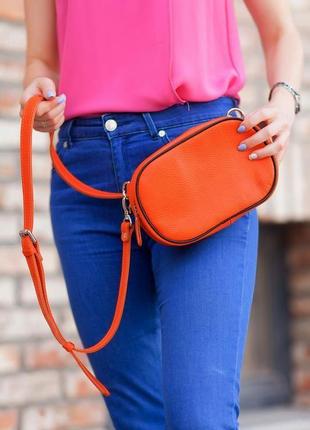 Оранжевая кожаная маленькая женская сумка6 фото