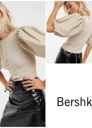 Топ в рубчик с объёмным рукавом bershka