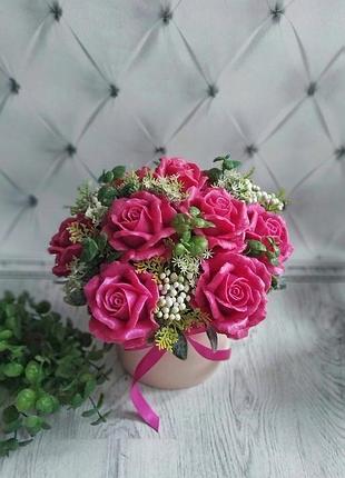 Ніжний та яскравий букет з темно -малиновими трояндами