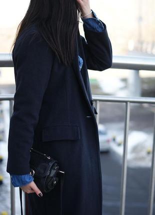 Женское пальто из шерсти темно-синее4 фото
