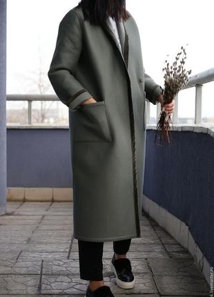 Женское демисезонное пальто с отделкой из бархата3 фото