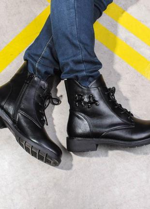 Стильные черные осенние деми ботинки низкий ход короткие на шнурках