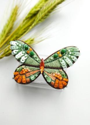 Брошь из бисера и бусин бабочка