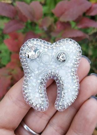 Брошь из бисера и бусин зуб