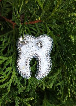 Брошь из бисера и бусин зуб