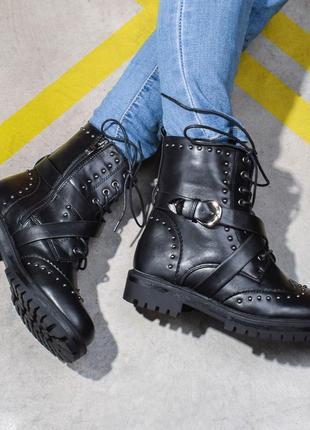 Стильные черные осенние деми ботинки сапоги с ремешками заклепками байкерские1 фото